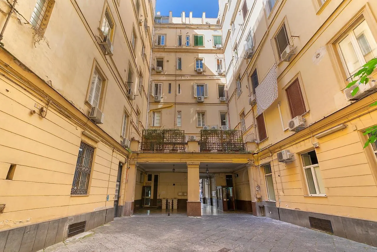 ** Guest house Be Italian Room Bovio 23 Naples Italy